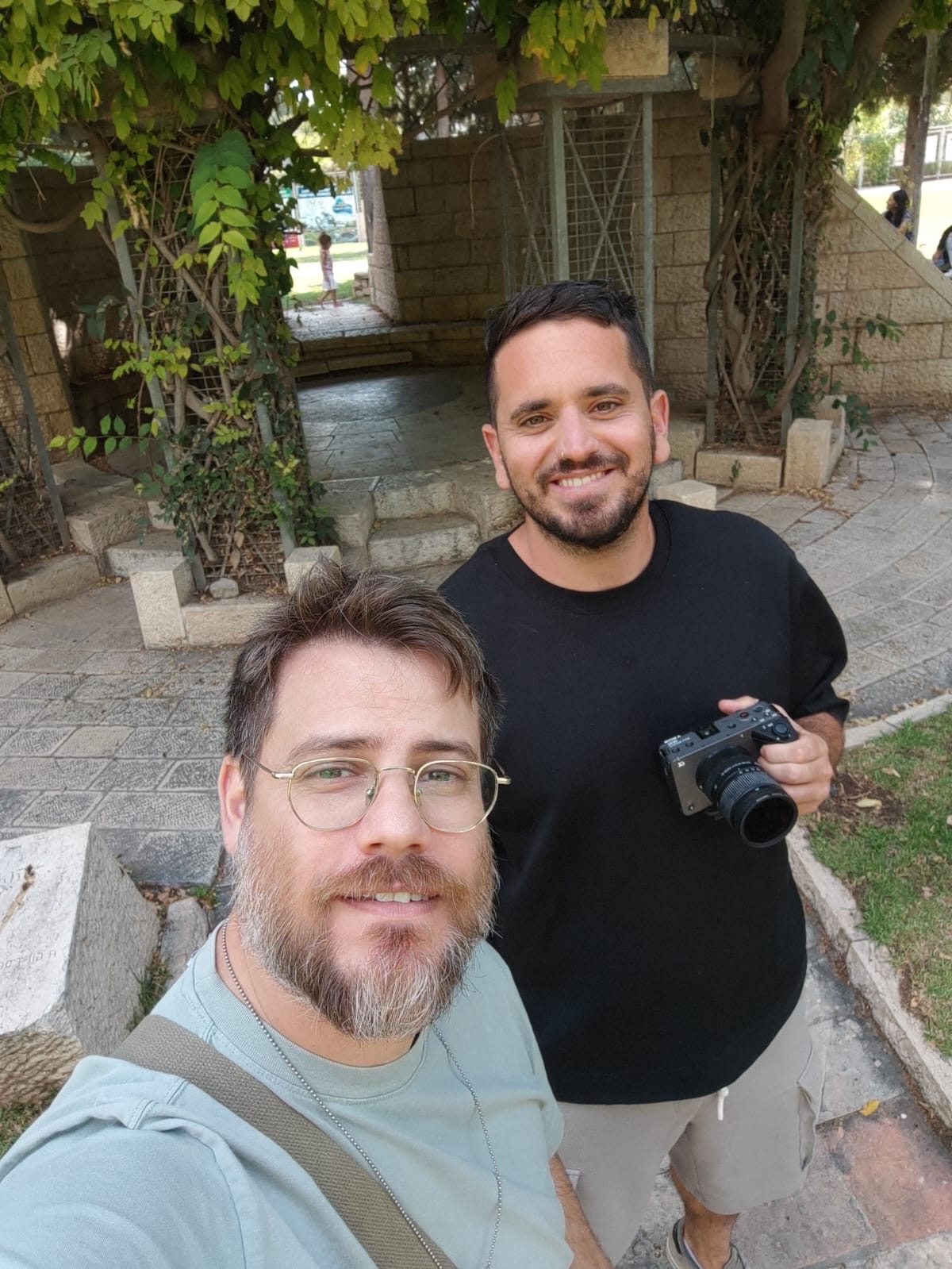 אביעד ויונתן עם מצלמה, במהלך יום צילום